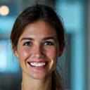Retrato de la Ing. Elena Torres, experta en tecnología wellness.