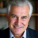 Retrato del Dr. Javier García, psicólogo.