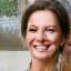 Retrato sonriente de Carmen Sánchez, mujer de 58 años